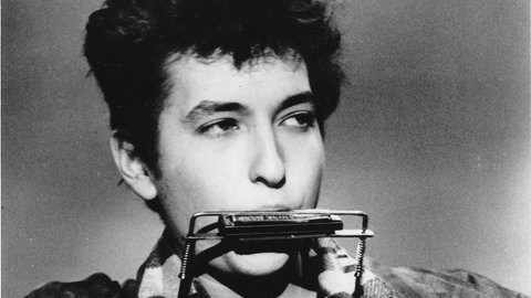 Bob Dylan 1963 mit Mundharmonika. | Jahrhundertkünstler und Sprachrohr einer ganzen Generation – Bob Dylan feiert 85. Geburtstag