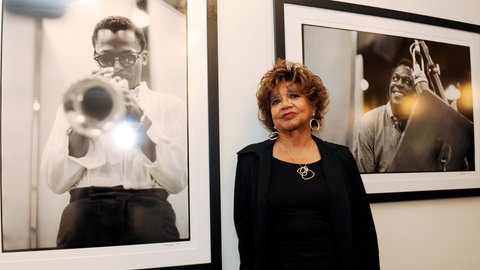Erste Ehefrau von Miles Davis steht in Foto-Ausstellung