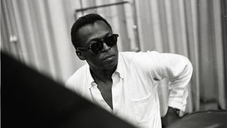 Miles Davis am Klavier mit Sonnenbrille, Ausschnitt aus dem Film "Birth of the Cool" (2019).