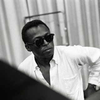 Miles Davis am Klavier mit Sonnenbrille, Ausschnitt aus dem Film "Birth of the Cool" (2019).