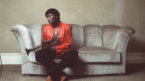 Miles Davis in extravaganter Lederjacke, 1985