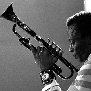 Musiker Miles Davis mit Trompete