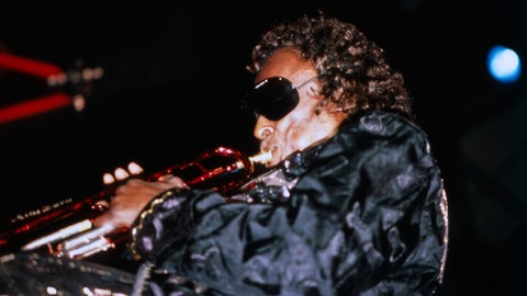 Musiker Miles Davis mit Trompete in den 80er-Jahren