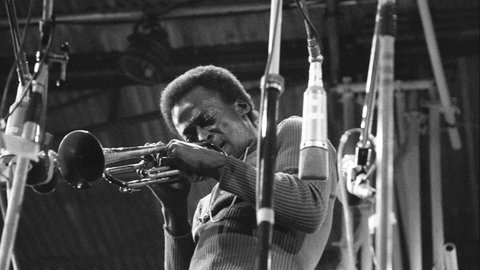 Musiker Miles Davis mit Gitarre