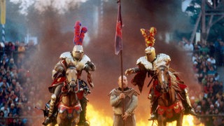 Zwei Ritter kämpfen in der Arena auf Schloss Kaltenberg bei München während eines Ritterturniers um eine Fahne (undatiertes Archivbild).
