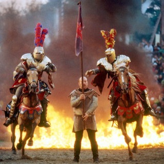 Zwei Ritter kämpfen in der Arena auf Schloss Kaltenberg bei München während eines Ritterturniers um eine Fahne (undatiertes Archivbild).