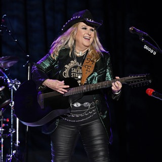 Melissa Etheridge bei einem Auftritt 2025 in Florida. | Melissa Etheridge lässt sich nicht unterkriegen und feiert 65. Geburtstag