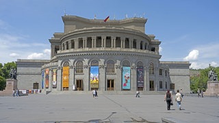  Blick auf das Opernhaus Nationales Akademisches Theater für Oper und Ballett in Jerewan
