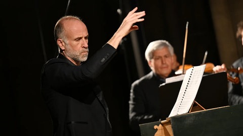 Franck-Emmanuel Comte dirigiert das Ensemble Le Concert de l'Hostel Dieu