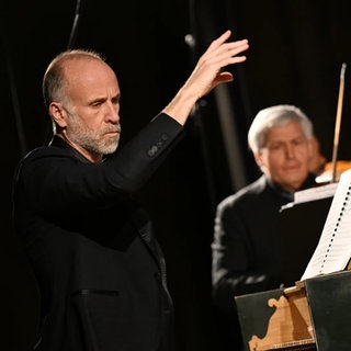 Franck-Emmanuel Comte dirigiert das Ensemble Le Concert de l'Hostel Dieu