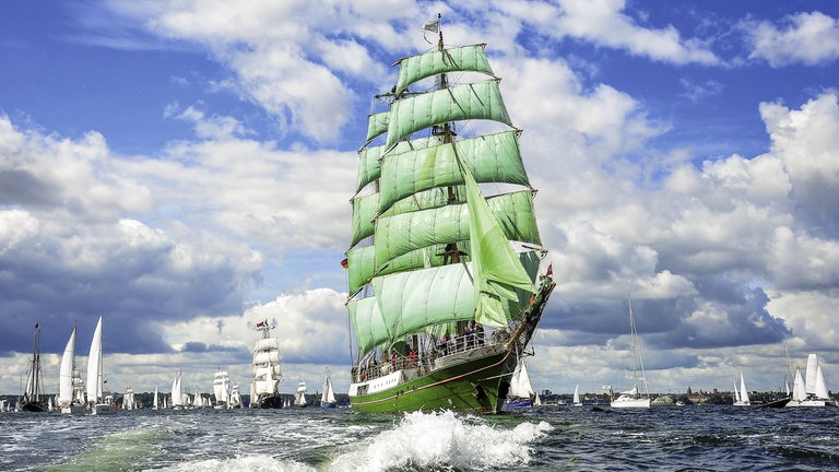 Historische Segelschiffe in voller Fahrt