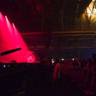 Symbolbild Konzert in einer Industriehalle