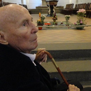 Hans Werner Henze in einer Kirche