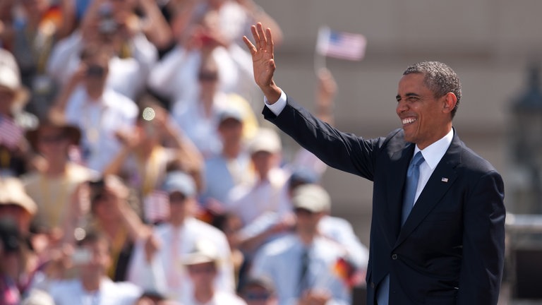US-Präsident Barack Obama winkt zu den Gästen auf dem Pariser Platz. Rede des US-Präsidenten auf dem Pariser Platz vor dem Brandenburger Tor am 19.06.2013.
