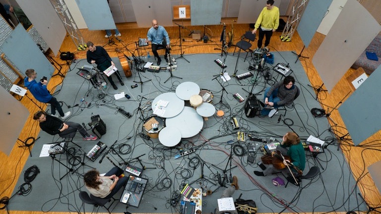 Bassist Pascal Niggenkemper probt mit seinem Ensemble beim NEWJazz Meeting 2024 im SWR Studio