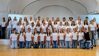Mitglieder des Ulmer Spatzen Jugendchors für die World Choir Games 2026 mit Dirigentin Salome Rebello (unten rechts).
