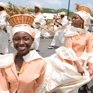 Frauen mit Körben auf dem Kopf beim traditionelle Erntefest Seú auf Curacao.