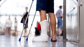 Beim kuriosen Wunsch "Hals- und Beinbruch!" überzeugt die häufige Herleitung von der jiddischen Formel "hazloche und broche" für "Erfolg und Segen" nicht, wie auch Spezialisten für Jiddisches und Hebräisches bestätigen.