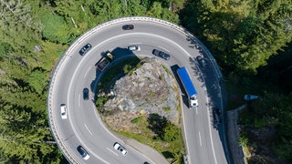 Kreuzfelsenkurve auf der Bundesstraße 31: die spektakulärste Kurve des Schwarzwalds: "Die Kurve kratzen" kann man verbinden mit der Redewendung "den Rang ablaufen" bzw. den "Rank". Denn es geht darum, eine Kurve möglichst geschickt zu nehmen.