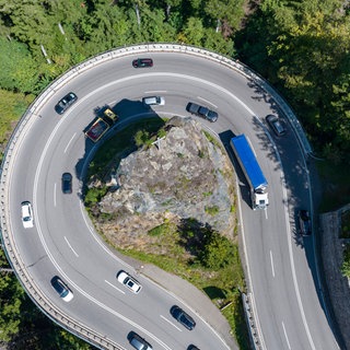 Kreuzfelsenkurve auf der Bundesstraße 31: die spektakulärste Kurve des Schwarzwalds: "Die Kurve kratzen" kann man verbinden mit der Redewendung "den Rang ablaufen" bzw. den "Rank". Denn es geht darum, eine Kurve möglichst geschickt zu nehmen.