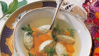 Hechtklößchensuppe. "Hech supha" heißt im Hebräischen so viel wie Windsbraut, starker Sturm. Vermutlich kam es zu einem Missverständnis und im Deutschen wurde die "Hechtsuppe" daraus.