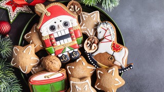 Plätzchenteller mit Lebkuchen: Eine der beliebtesten Lebkuchenformen war früher ein Pferd. Den Kopf dieser Honigkuchenpferde zierte ein lustiges Dauergrinsen aus Zuckerguss. 
