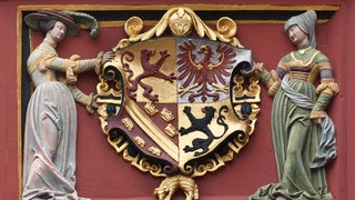 Habsburgisches Wappen am Historischen Kaufhaus (1520) in Freiburg: Der Ausdruck "Fisimatenten" geht u.a. auf einen Ausdruck aus der Heraldik zurück: Visamente. 