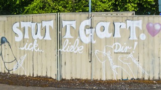 Grafitto in Stuttgart: "Stuttgart, ick liebe Dir!" Standardisierung, vereinheitliche Schreibung, gegenseitige Verständlichkeit und das Dialektkontinuum sind Merkmale zur Unterscheidung von Sprache und Dialekt