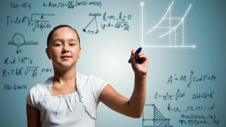 Mädchen schreibt anspruchsvolle mathematische Formeln: Wer etwas aus dem Effeff beherrscht, muss nicht lang nachdenken, sondern hat sein Wissen schnell parat. Der genaue Ursprung der Redewendung "aus dem Effeff" ist aber umstritten.