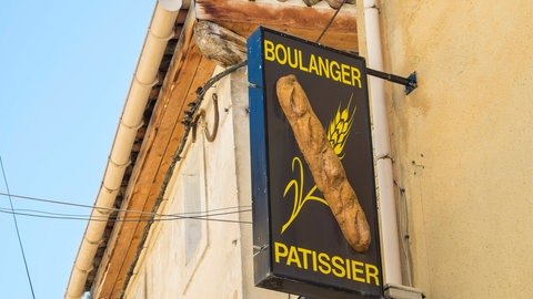 An einer französischen Bäckerei hängt ein Schild mit der Aufschrift "Boulanger": Im Französischen gibt es fast kein Wort, das man so buchstabiert, wie man es spricht
