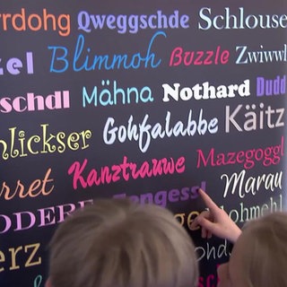 Kinder lernen Wörter im Dialekt