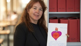 Die Sprachwissenschaftlerin Eva Wyss hält an der Universität in Koblenz (Rheinland-Pfalz) einen Brief aus ihrem Liebesbriefarchiv. Sie hat fast 15 000 Liebesbotschaften aus nahezu zwei Jahrzehnten gesammelt. Archivfoto.