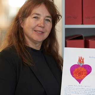 Die Sprachwissenschaftlerin Eva Wyss hält an der Universität in Koblenz (Rheinland-Pfalz) einen Brief aus ihrem Liebesbriefarchiv. Sie hat fast 15 000 Liebesbotschaften aus nahezu zwei Jahrzehnten gesammelt. Archivfoto.