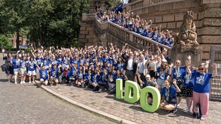 Teilnehmende der Internationalen Deutscholympiade 2026 vor dem Mannheimer Wasserturm