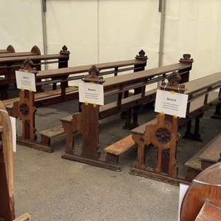 Eine Reihe Kirchbänke