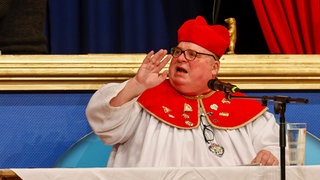 Obermessdiener Andreas Schmitt am Mikrofon.
