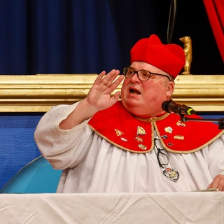 Obermessdiener Andreas Schmitt am Mikrofon.