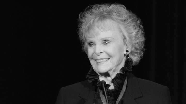 23. Oktober: Die amerikanische Schauspielerin June Lockhart ist im Alter von 100 Jahren gestorben. Bekannt geworden ist June Lockhart in den 1960er Jahren vor allem durch ihre Rollen in den TV-Serien "Lassie" und "Verschollen zwischen fremden Welten" (Originaltitel: "Lost In Space"). Später war sie in einigen Gastrollen in TV-Serien wie "Magnum", "Quincy", "Mord Ist Ihr Hobby" oder auch "Beverly Hills, 90210" zu sehen.