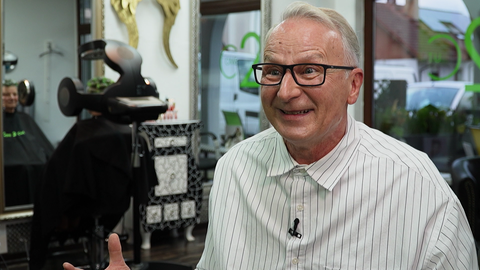 John Holzwarth ist mit 66 Friseurgeselle