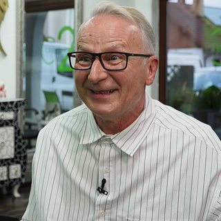 John Holzwarth ist mit 66 Friseurgeselle