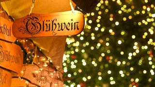 Glühwein-Schild an einem Weihnachtsmarktstand | Weihnachtsmarkt: So erkennt ihr gute Qualität beim Glühwein