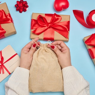 Die Bedeutung vom Schenken. Nicht nur in der Weihnachtszeit werden sich viele Gedanken gemacht. 