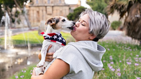 Kleiner Hund schleckt Mensch ab. Hundespeichel könnte bei Depressionen helfen - so eine neue Forschung aus 2025.