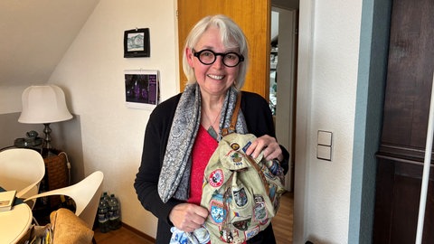 Regina Hölzel und ihr Kinderrucksack. Er begleitet sie seit 1965 auf jede Reise.