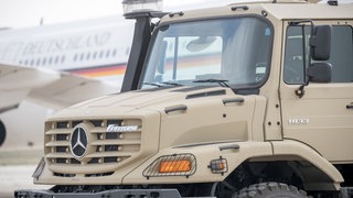 Ein LKW vom Typ Mercedes Zetros 1833 steht am 14.01.2018 vor der Übergabe von sogenannten Ertüchtigungsprojekten auf der Luftwaffenbasis Marka IAP in Amman in Jordanien.