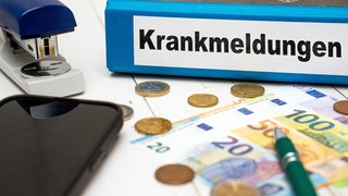 Symbolbild für Krankmeldungen im Büro | Was man als Arbeitgeber gegen zu viele Krankschreibungen tun kann