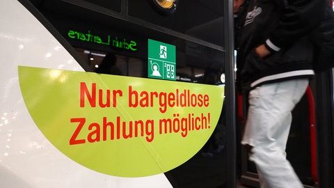 Schild mit dem Hinweis "Nur bargeldlose Zahlung möglich"