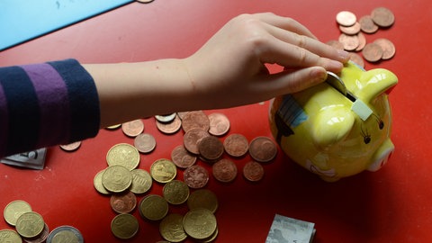 Bargeld in einem Sparschwein