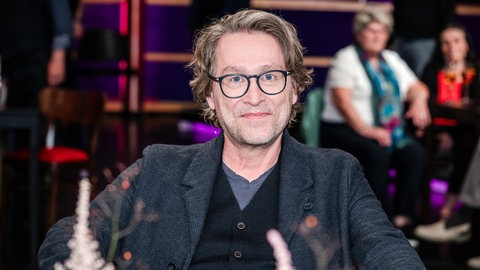 Als Bestseller-Autor der Bücher "Das Pubertier" und "Älternzeit" kennt Jan Weiler kennt sich aus mit der Beziehung zwischen Eltern und Kindern. Auch das Empty-Nest-Syndrom ist im als Vater zweier Kinder ein Begriff..