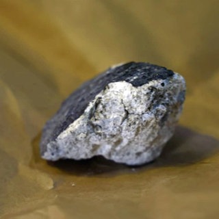Ein Meteorit, der in Koblenz im Stadtteil Güls aufgeschlagen ist. 